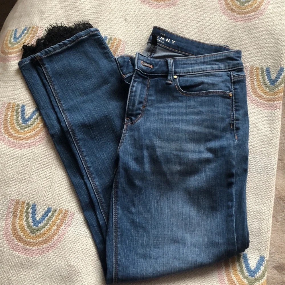 Classic-Rise Lace-Hem Skinny Ankle Jeans - Picture 4 of 10